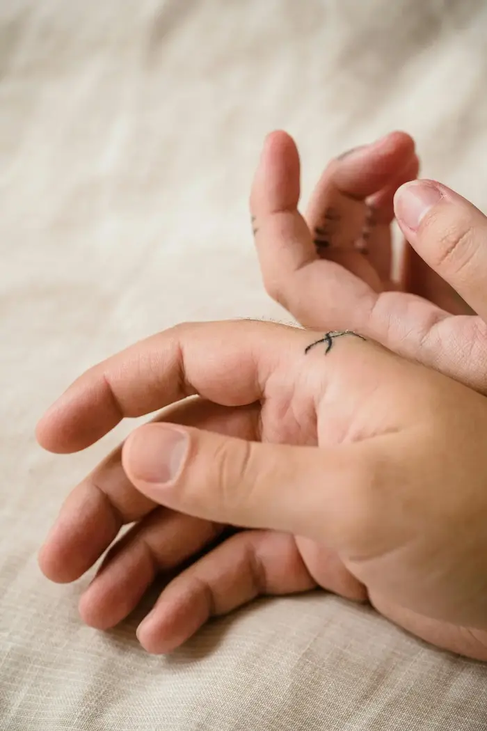 Couple avec les mains côte à côte, symbole de soutien et d'intimité